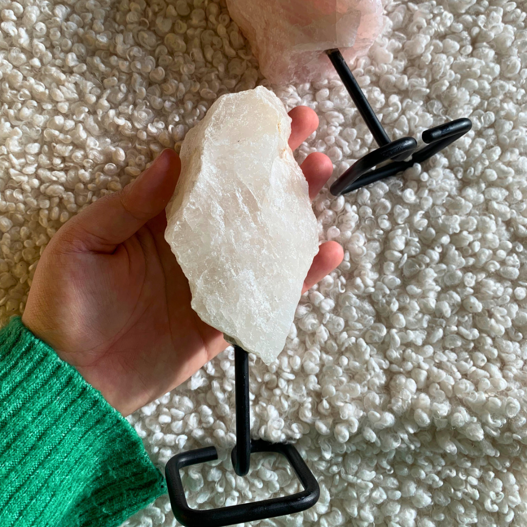 Berg kristal ruw op standaard