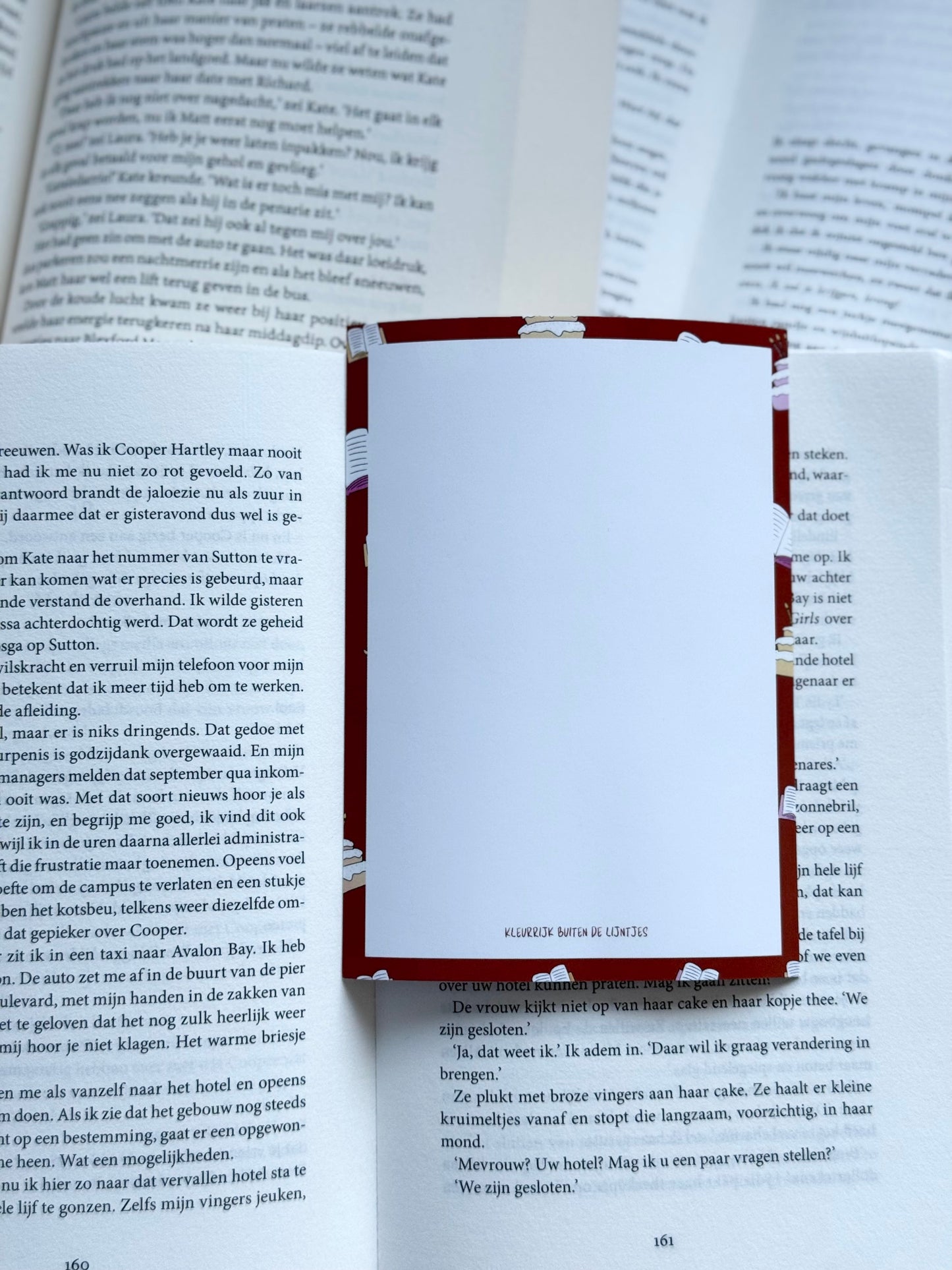 Kaart - hope you have a bookish birthday donker rood