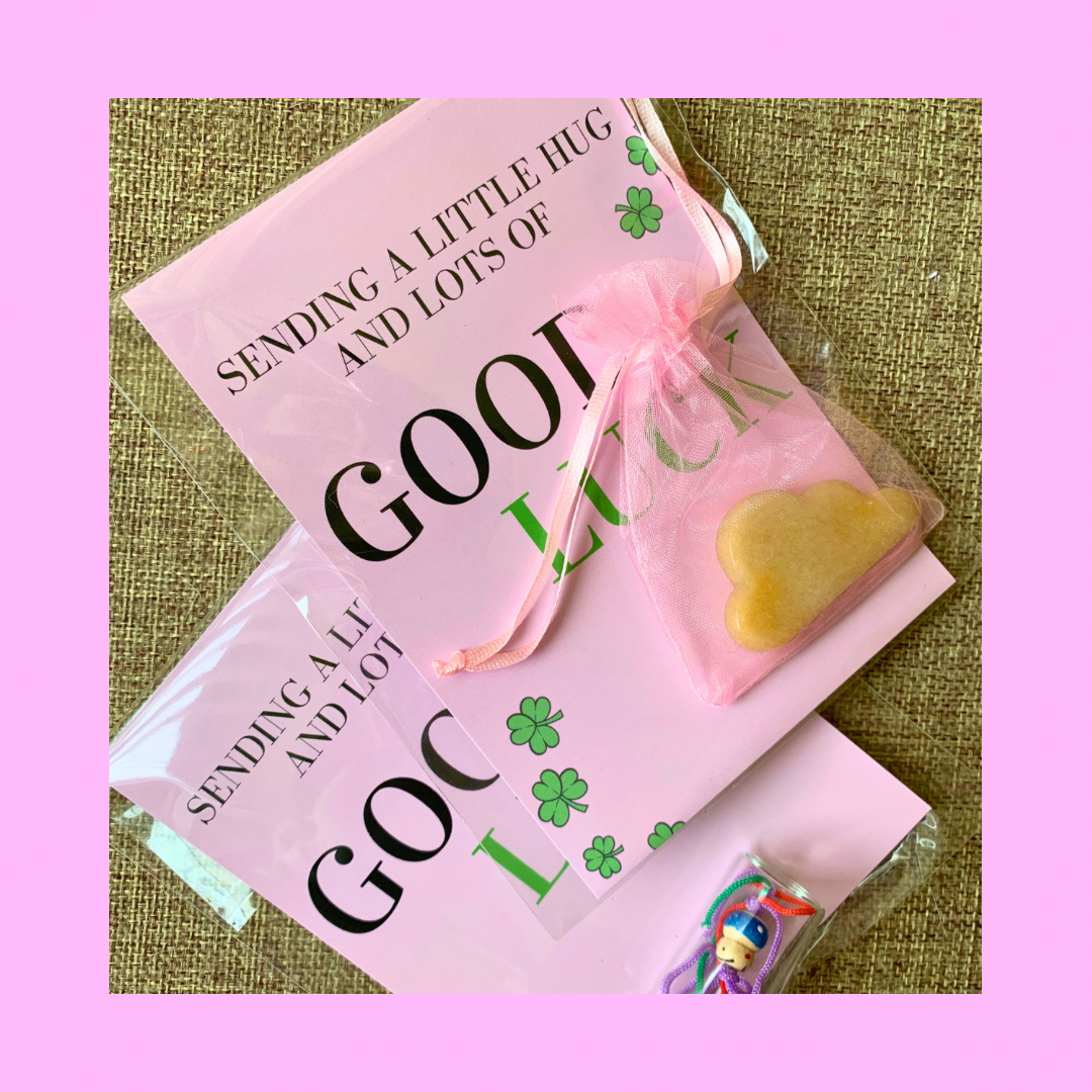 Sending a little hug and lots of good luck kaart & geluks amulet